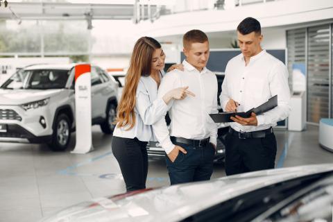 Эксперты: ключевая ставка 18% не стимулирует спрос на автомобили в России