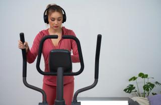 Эллиптический тренажер улучшает кардиовыносливость и силу — Femina