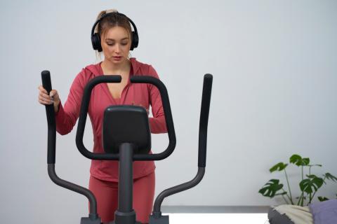 Эллиптический тренажер улучшает кардиовыносливость и силу — Femina