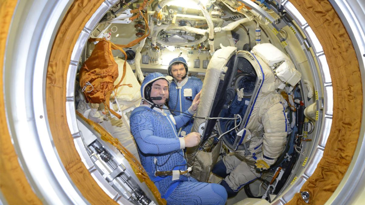 Космонавты