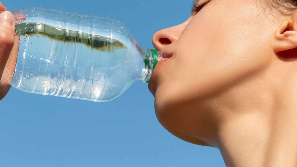 Девушка пьёт воду