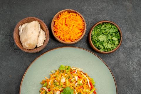 Овощной салат с огурцами, помидорами и морковью: польза и рецепт