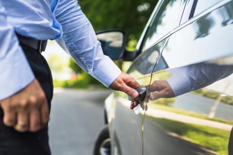 Как открыть автомобиль при разряженном ключе-брелоке — инструкция от автопроизводителей