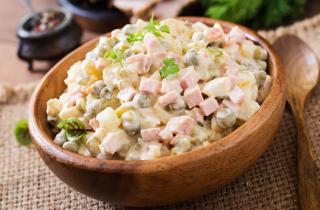 Нарезка мелким кубиком улучшает структуру салата Оливье — кулинарные эксперты