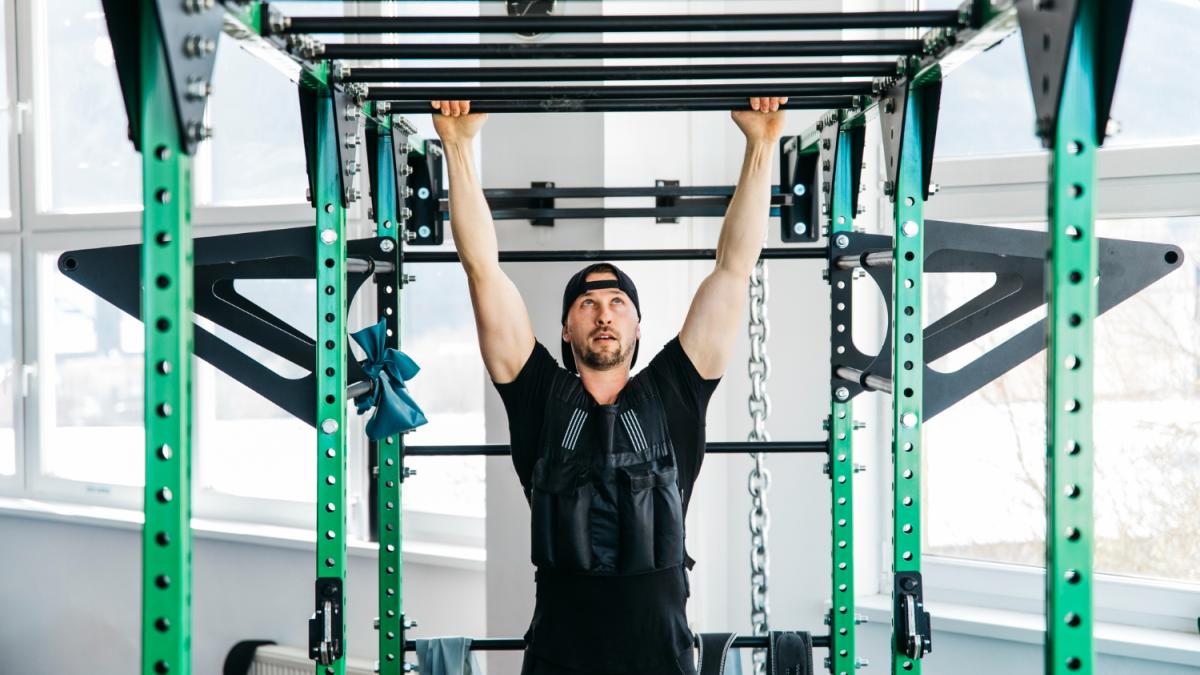 Мужчина тренируется в тренажерном зале