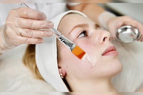 Гликолевая кислота улучшает текстуру кожи и снижает пигментацию при регулярном уходе