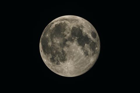 Лунная база столкивается с 23 тысячами ударов микрометеоритов в год — NASA