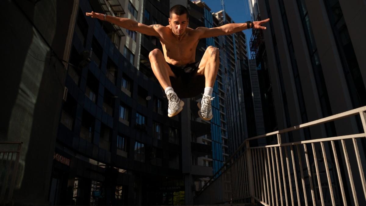 Человек прыгает и подтягивает ноги к груди