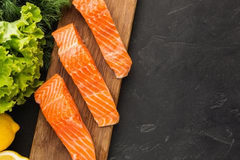 Рыбу для засолки лучше выбирать с упругой мякотью и чистыми жабрами — кулинары