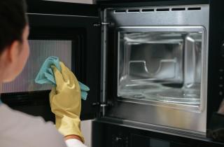 Аммиачные чистящие средства вызывают коррозию в микроволновке — House Digest