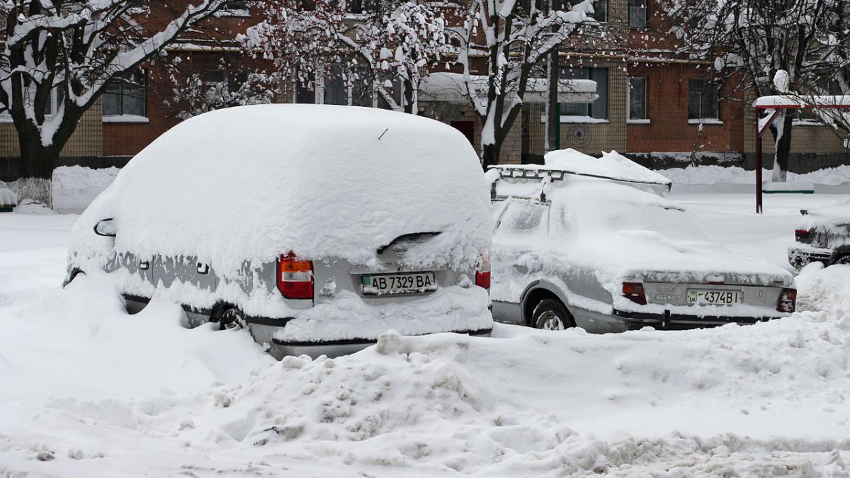 Машина под снегом
